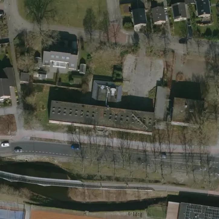 Verlaten Hostel + Eethuis